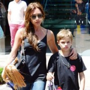 victoria backham com o filho