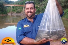 wallace segurando curimatas para soltura